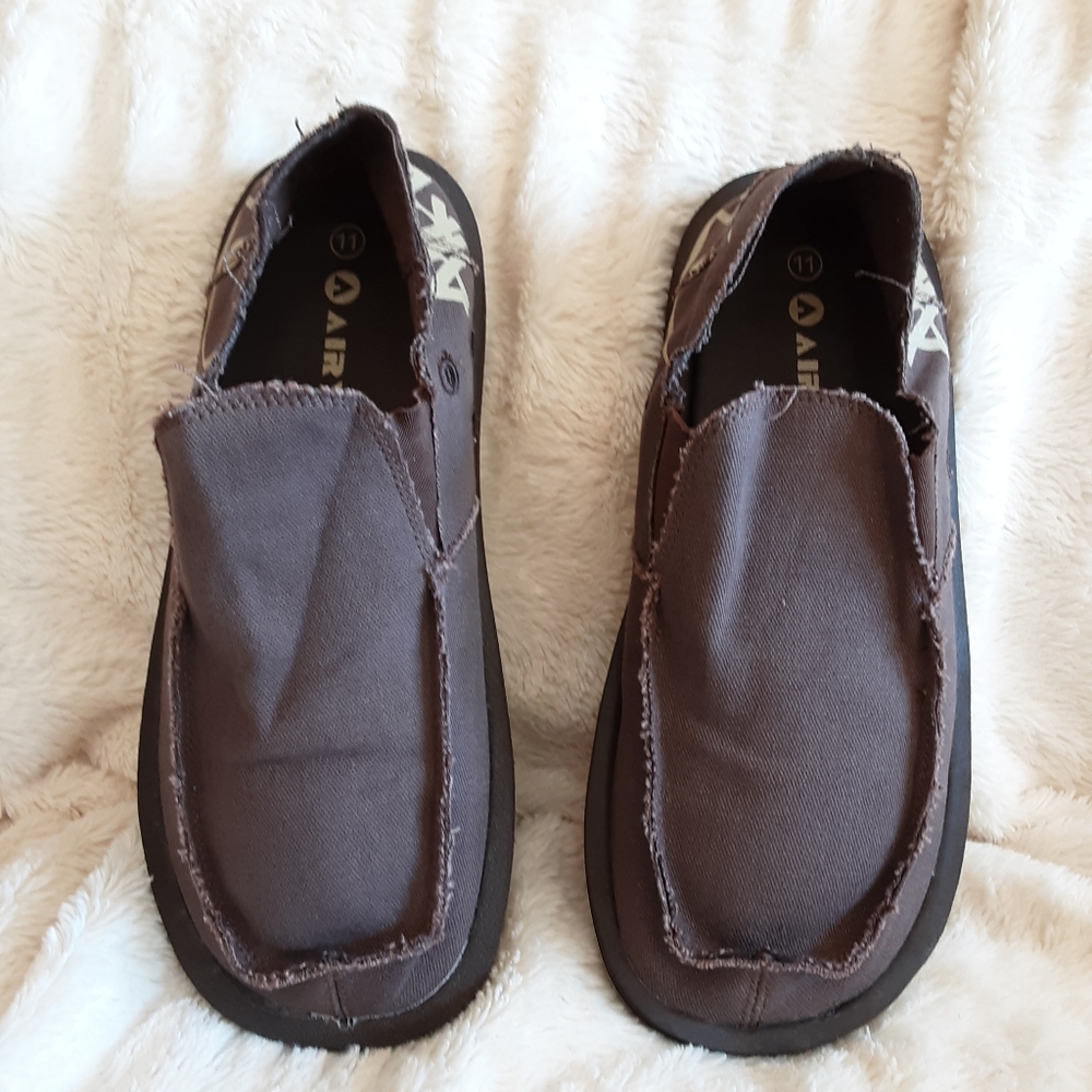MENS AIRWALK BRAND NEW CANVAS SLIP ON LOAFERS.  SIZE 11